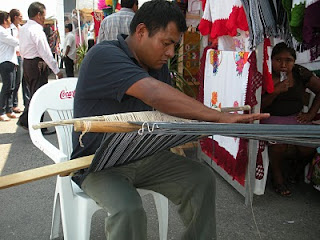 Artesano en su actividad elaborando gaban de lana de borrego.