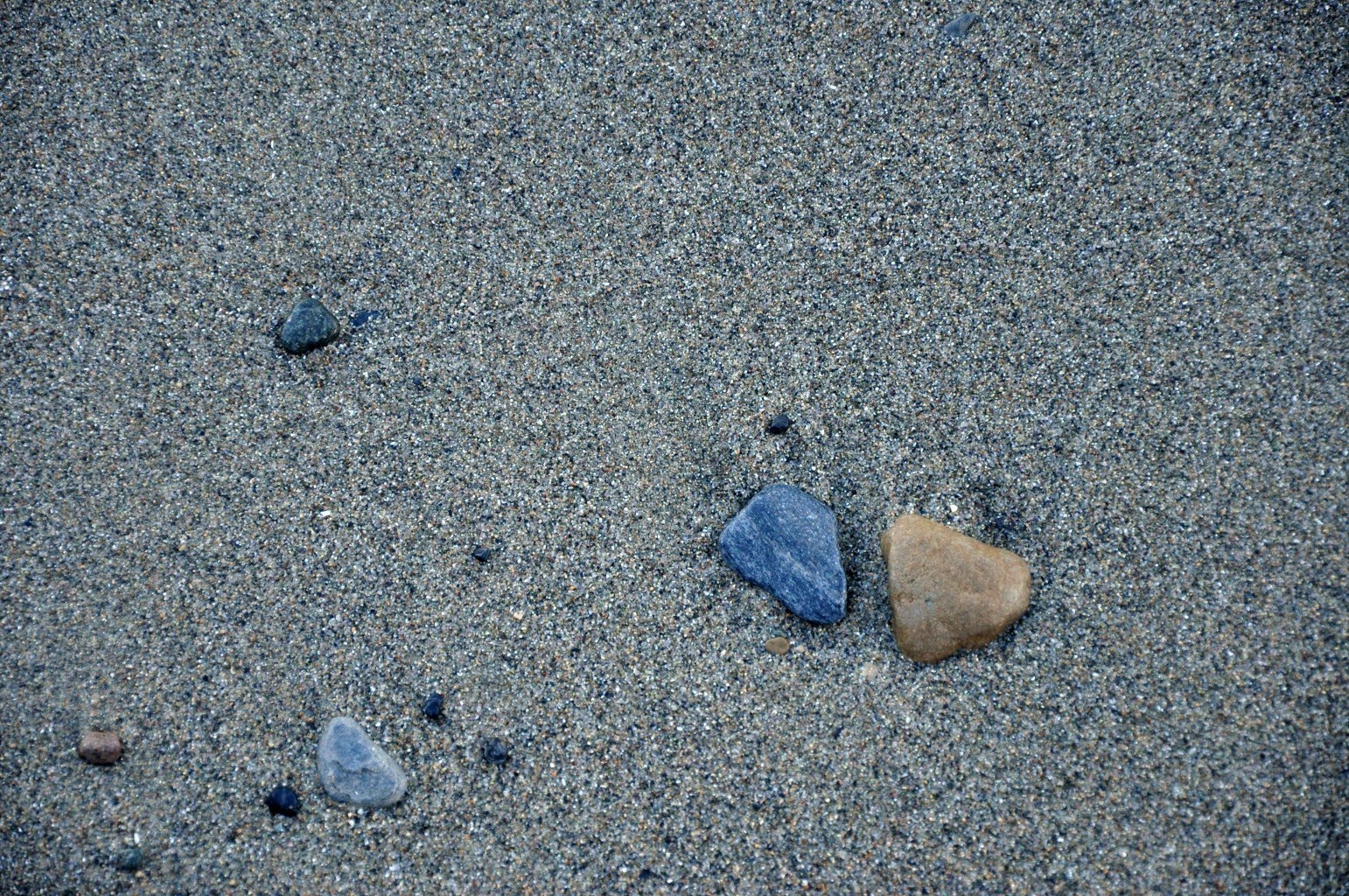 LE MAXIMUM Galets sur sable fin et écriture sur sable