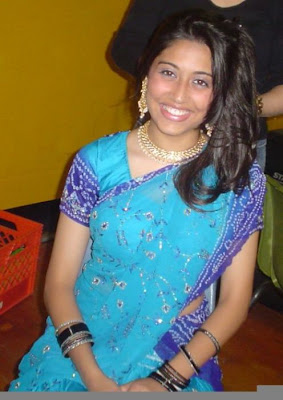 Desi V-desi Housewifes: Hot Housewife Posing on Camera Part 01