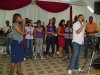 Ministrando  o louvor com o Rio de Vida