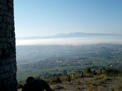 Vistes cap al migdia: al davant Sant Vicenç de Torelló i al fons el Montseny amb el Pla de la Calma i les Agudes