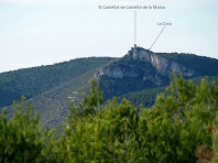 El Castellot de Castellví i la seva cova des del Turó del Samuntà