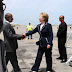 Hillary Clinton finaliza su visita a Haití