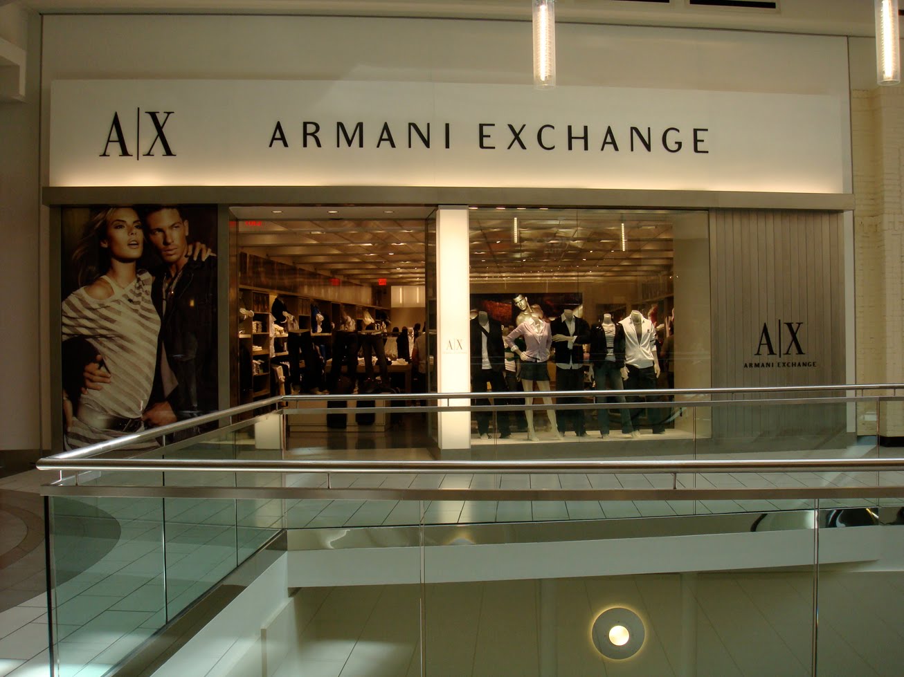 Армани эксчендж интернет магазин. Бренд Армани эксчендж. Armani Exchange интернет магазин. Армани вывеска.