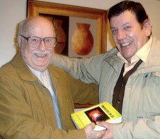 EL Prof. Rípodas Márquez entregándome su nuevo libro