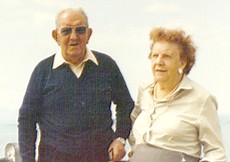 Papá y mamá en el dique de Cruz del Eje