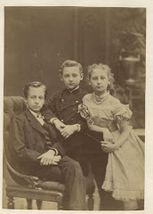 John Arthur Lange med sine søskende Carl Ludvig og Emma Lange 1874