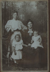 Hylleborg med tante Emilie og børnene Else og Gudrun ca.1905