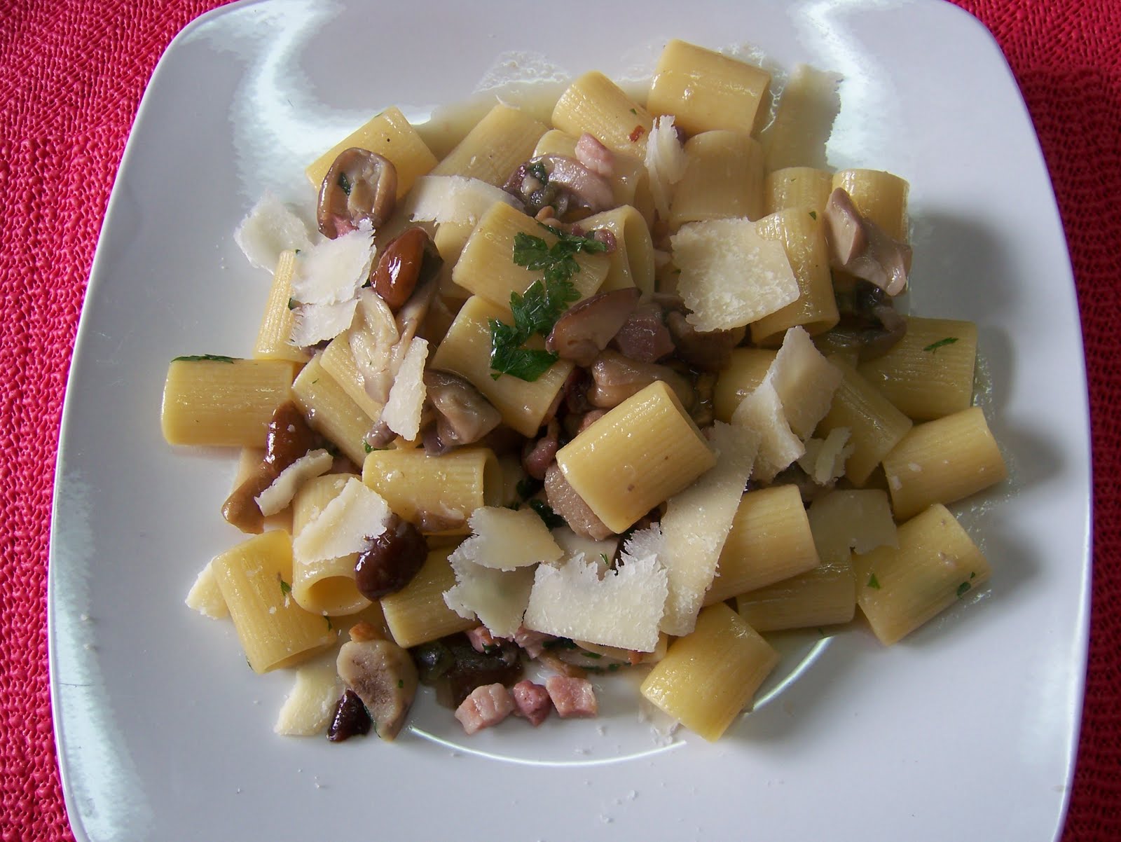 La Ricetta di Ciccio: mezze maniche con funghi misti di bosco e speck