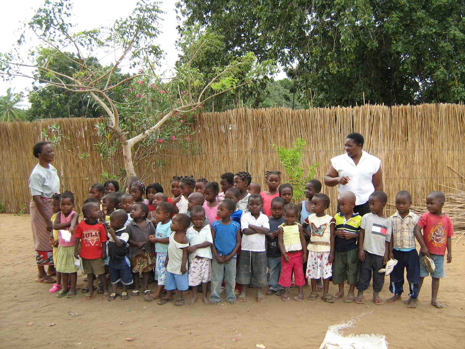 [A+Escolinha+e+os+seus+alunos.jpg]