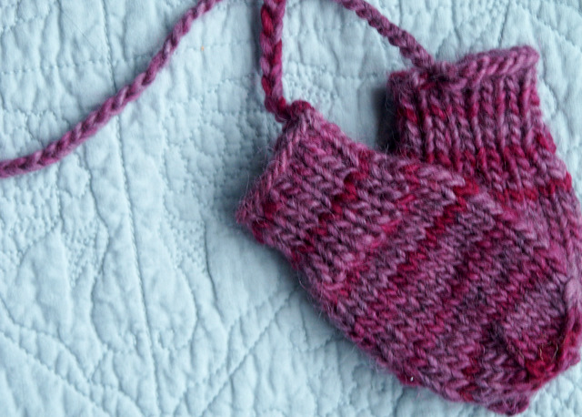 Aesthetic Nest: Knitting: Blue Baby Mittens on a String