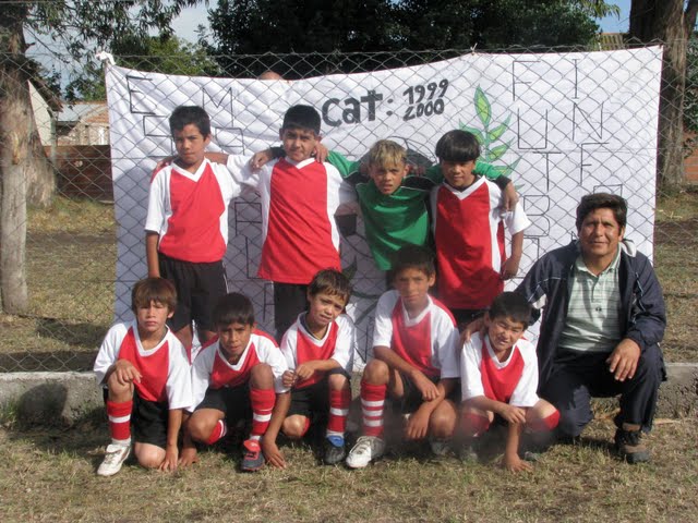 FOTO EN GRUPODE CAT 99 JUNTO AL D.T.