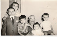 Cesarea Senar y Francisco Ezquerra con sus nietos