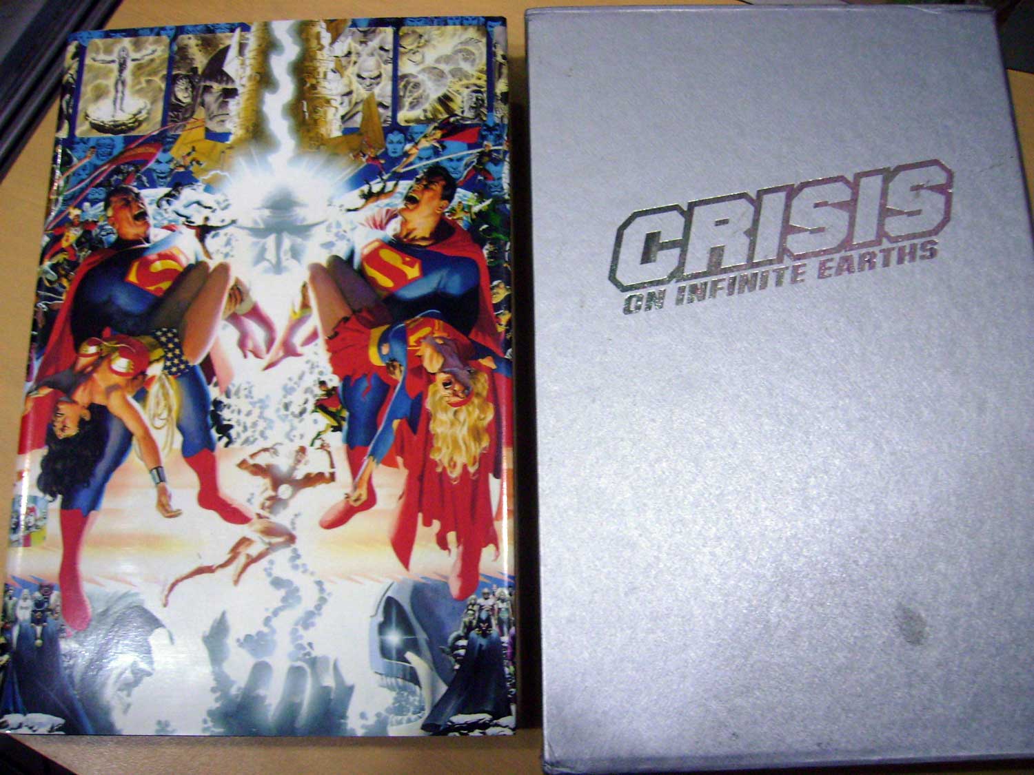 ZONA FRANCA COMICS: CRISIS ON INFINITE EARTHS -EDIÇÃO ESPECIAL CAPA DURA