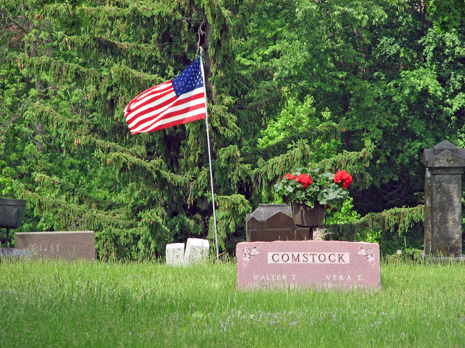 Free Press Photo News A Glenwood Cemetery Memorial Moment Wayne Comstock