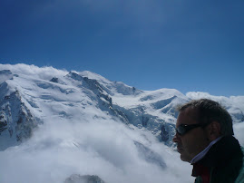 Mirando de cerca la cima del Mont Blanc en Chamonix