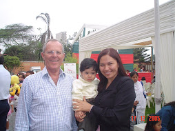 Yeleira y Diego posando con El Presidente del Consejo de Ministros