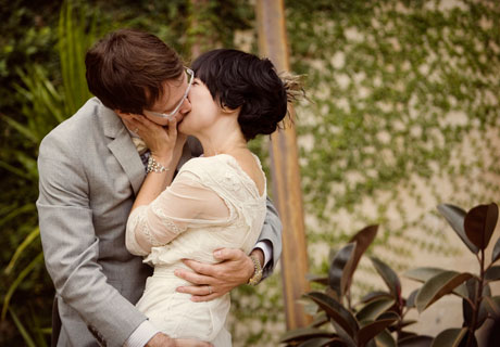 [12-kiss-wedding.jpg]