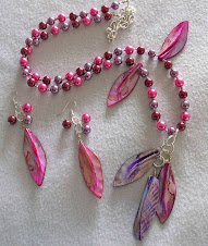 Cod 2146 Collar perlas fucia  lila con hojas de nácar