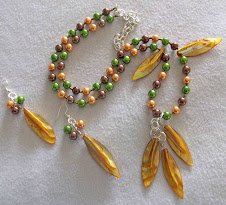 Cod 2145 Collar de perlas en tonos marrón, oro, verde y hojas de nácar tonos amarillos