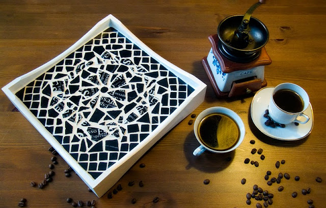 Dwulicowa Taca Espresso - strona czarna. Wykonana w technice mozaiki ceramicznej