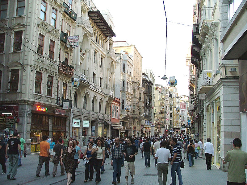 [800px-Istiklal_Avenue_in_Istanbul_on_3_June_2007.jpg]