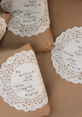 25 idées d'emballage cadeau par CocoFlower - dentelles et tampon