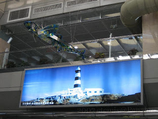 2007/5/8 上午 11:57 領了行李, 在大廳看到許多飛魚就選了這張目斗嶼燈塔拍起照來