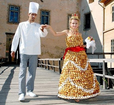 Funny Wedding Pictures on Creative Wedding Dresses   41pics   Curious  Funny Photos   Pictures