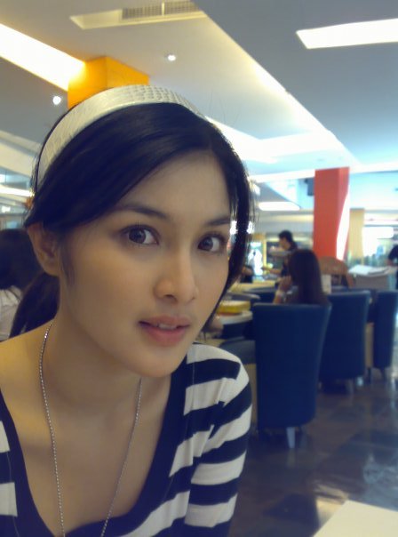 Sandra Dewi - Gallery Artis