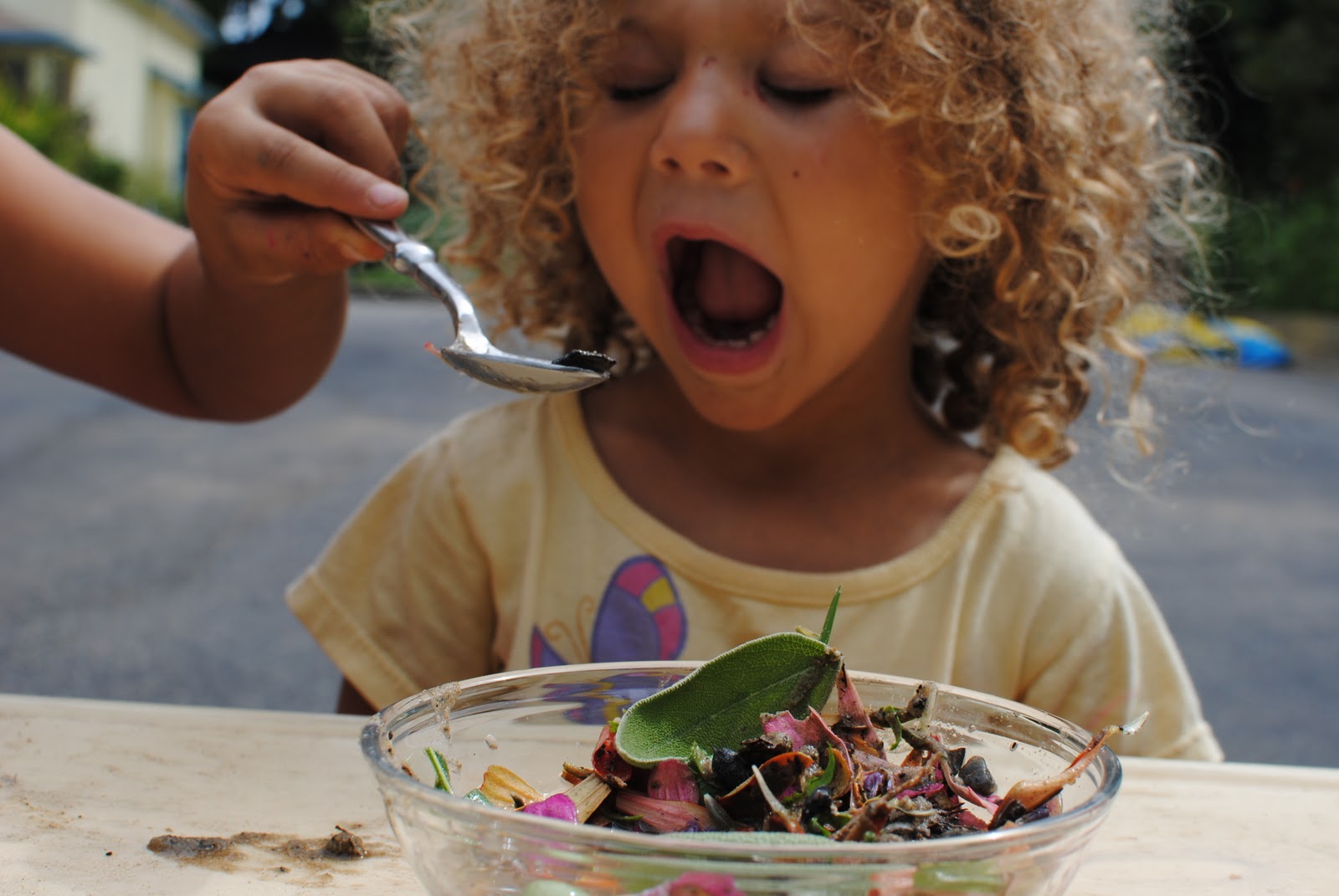 семья ест рыбу. питание детей. дети за столом. здоровое питание. мама любит кушать.