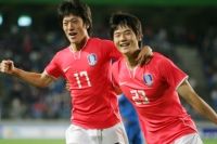 Lee Chung-young and Ki Sung-yung celebrate