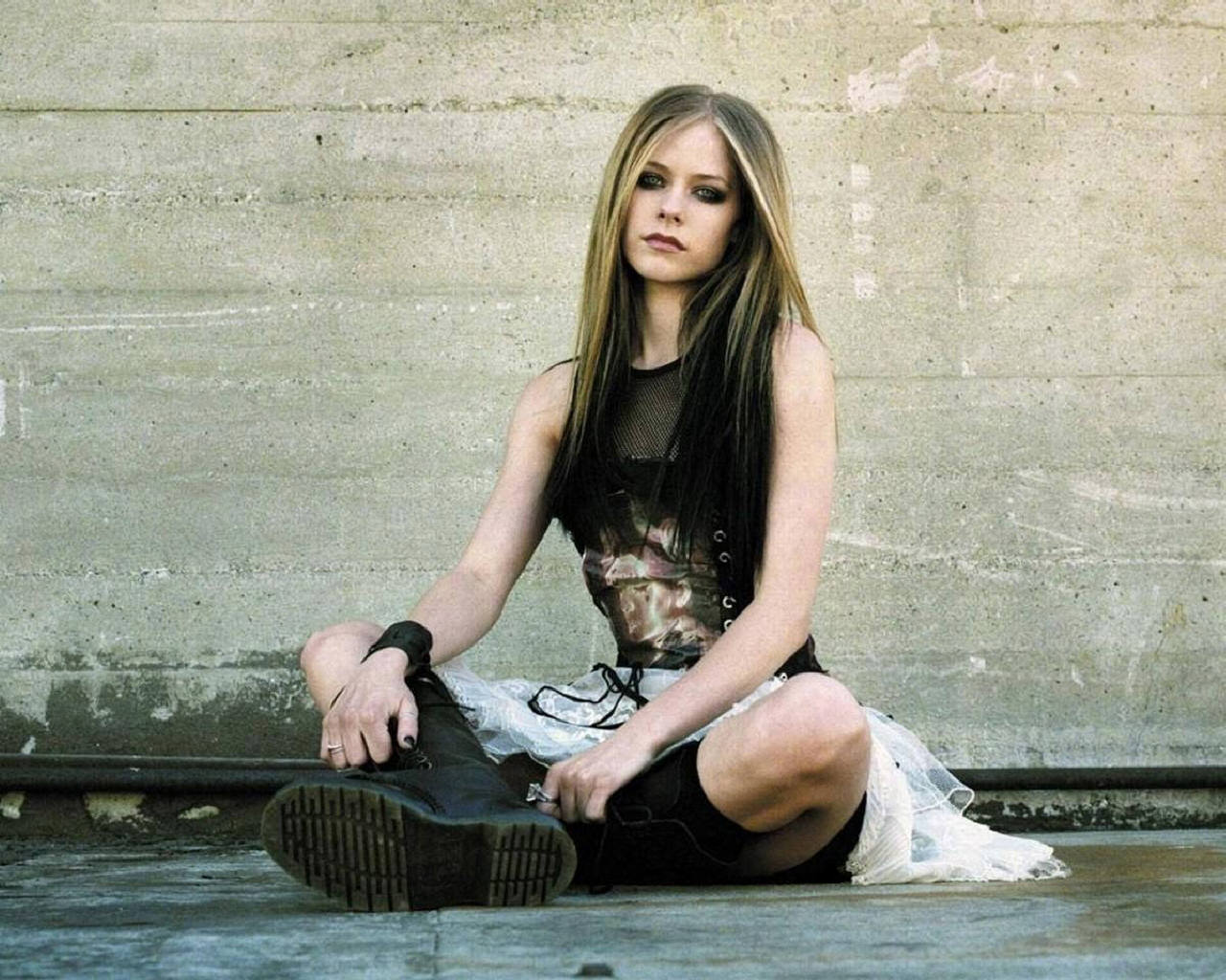 подчинение женщины мужчине. палец в рот. аватарка для женщины. подчинение женщины мужчине. дерзкая брюнетка.