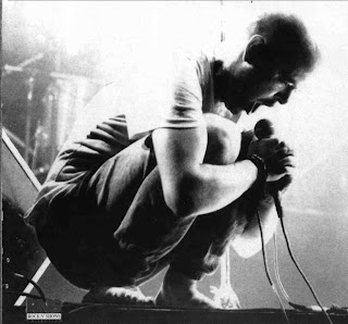 Luca Prodan en Palermo. La peor, sucia y desagradable plazoleta de Buenos Aires. 6 sumo1987 03 27chateau