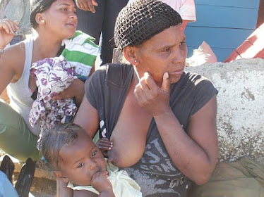 Madre del Tetero en Azua dando el seno.