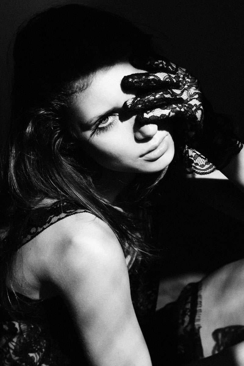 Красивая брюнетка в очках. Красивые девушки в бейсболках. Дерзкая девушка. Красивые дерзкие девушки. Женщина с мундштуком.