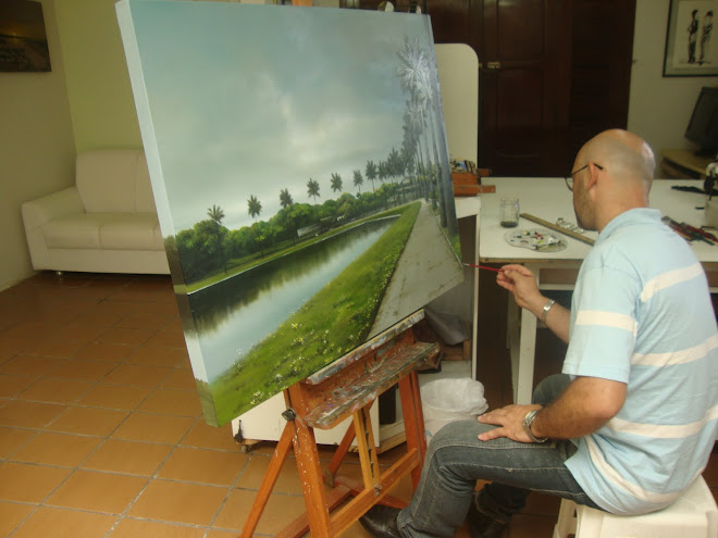 Rodrigues Lima pintando em seuateliê.