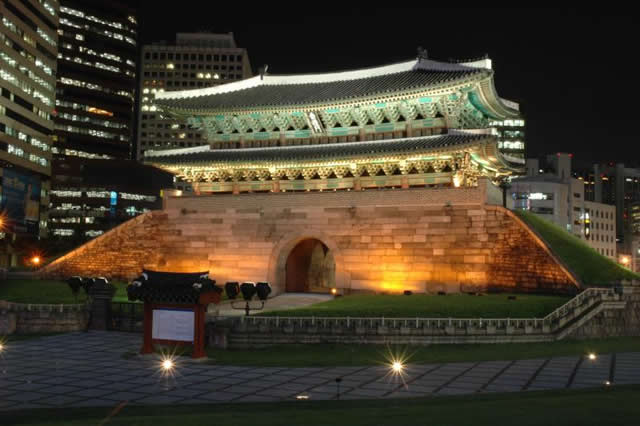 [Seoul_Namdaemun_gate_at_night.jpg]