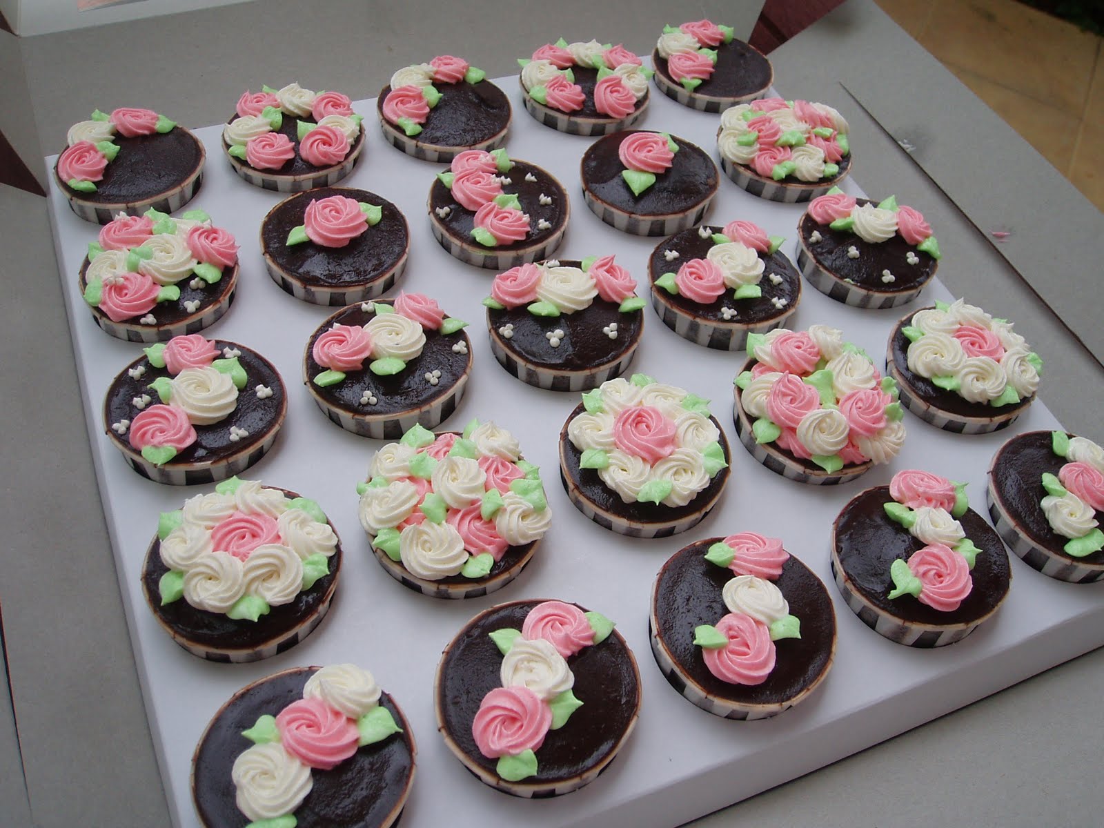 Sweety Yummie CupcakeYuMmy in the TuMmie!! Buttercream simple deco