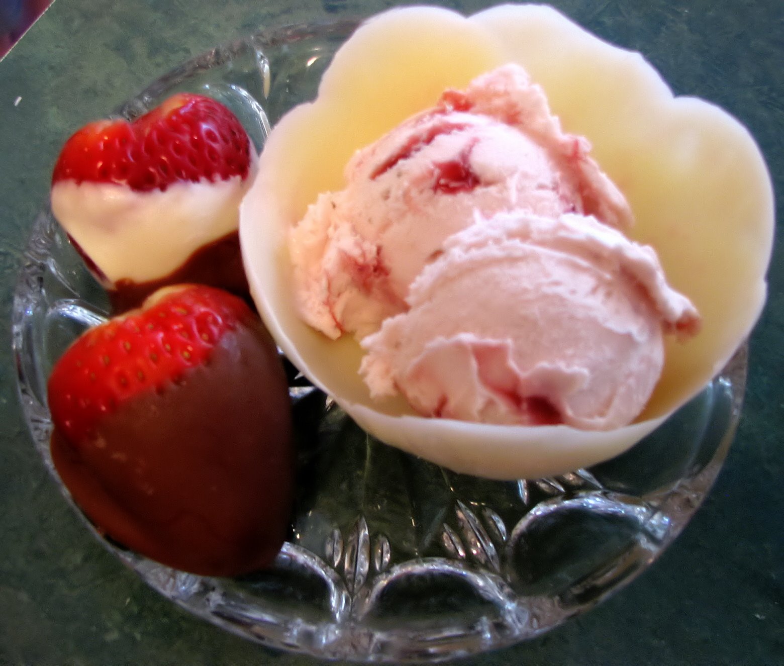 [Strawberry+&+white+chocolate+dessert.jpg]