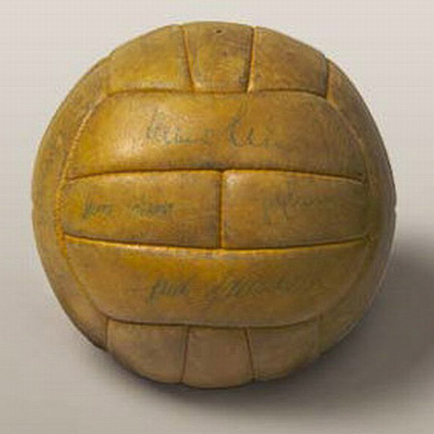 Первый мяч в футболе. Мяч в древней Греции фоллис. Мяч ЧМ 1958 по футболу. Старинный мяч.