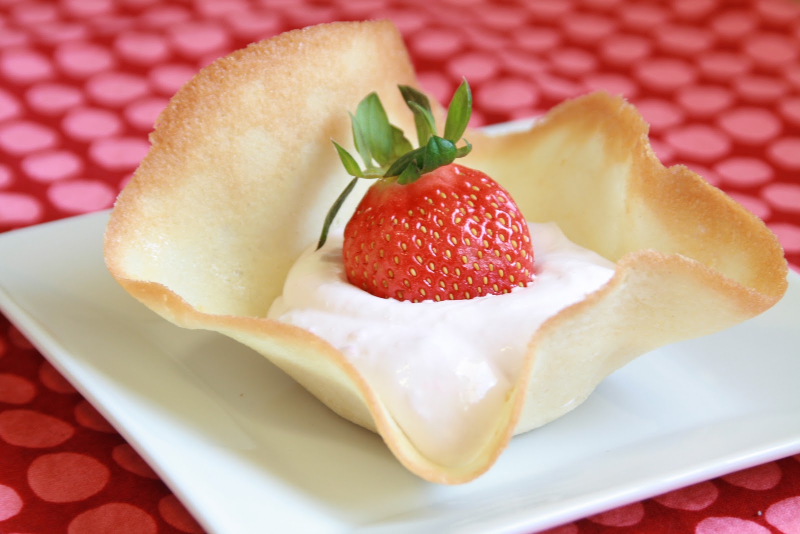 Cook Bake & Decorate Cookie Tulips with a Strawberry Cream