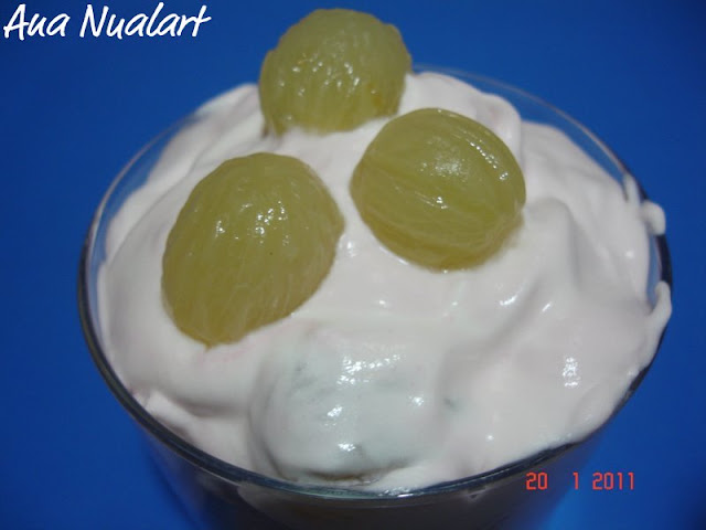  POLENTA CON PIMIENTOS Y DE POSTRE: MANZANA Y UVAS CON NATA 