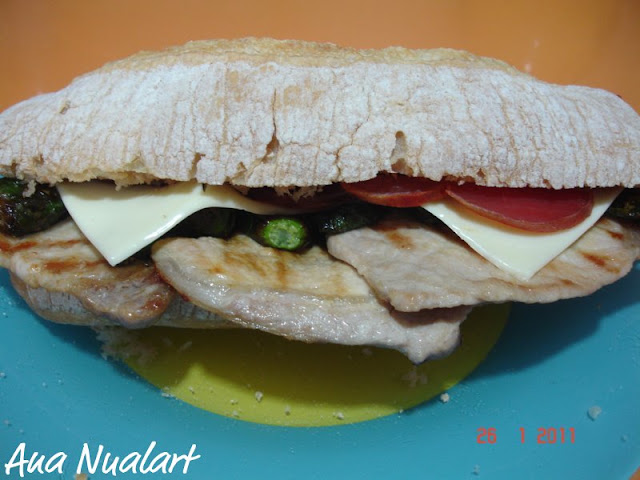  BOCATA DE DOS LOMOS, QUESO Y PIMIENTOS PADRÓN 