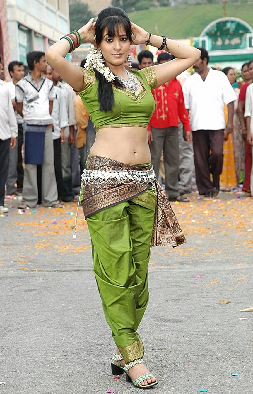 South Indian Actress Anitha Navel Show In Green Dress