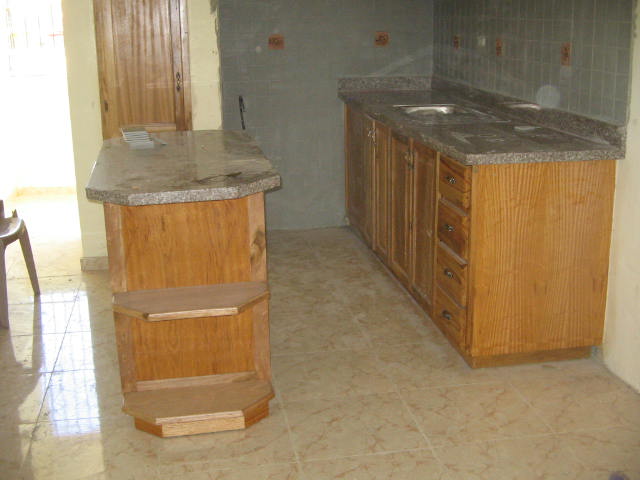 Puertas y cocinas modulares en caoba