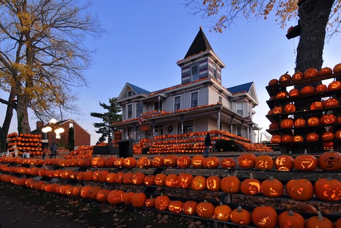 On Location With Rick Lee: The Pumpkin House 2009