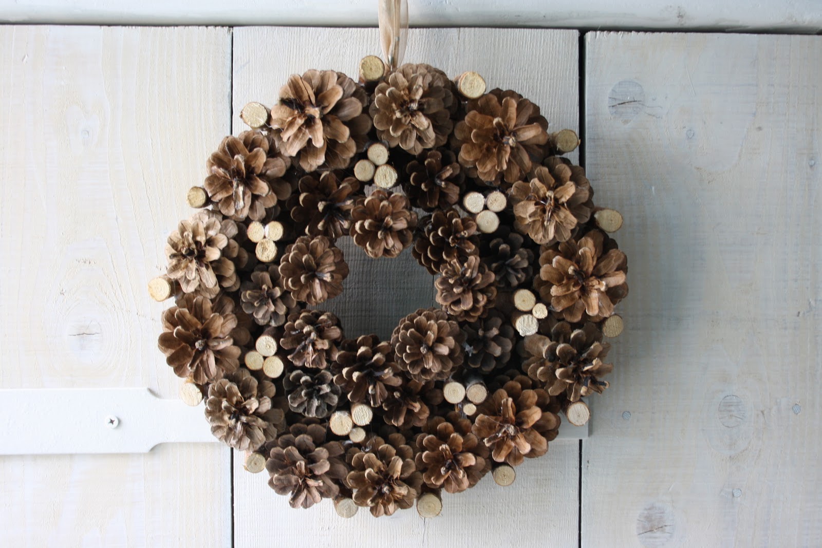 Déco Couronnes & Co.: Couronne en pomme de pins et rondins de bouleau