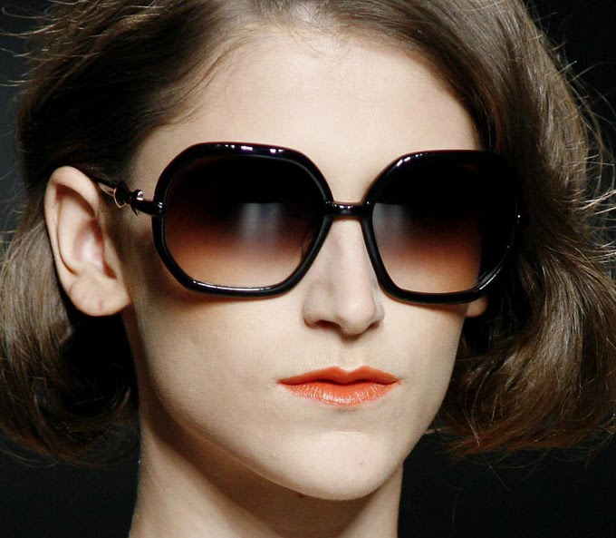 Juanjo Oliva spring-summer 2010 sunglasses collection, from YFSpain. Model: Paris