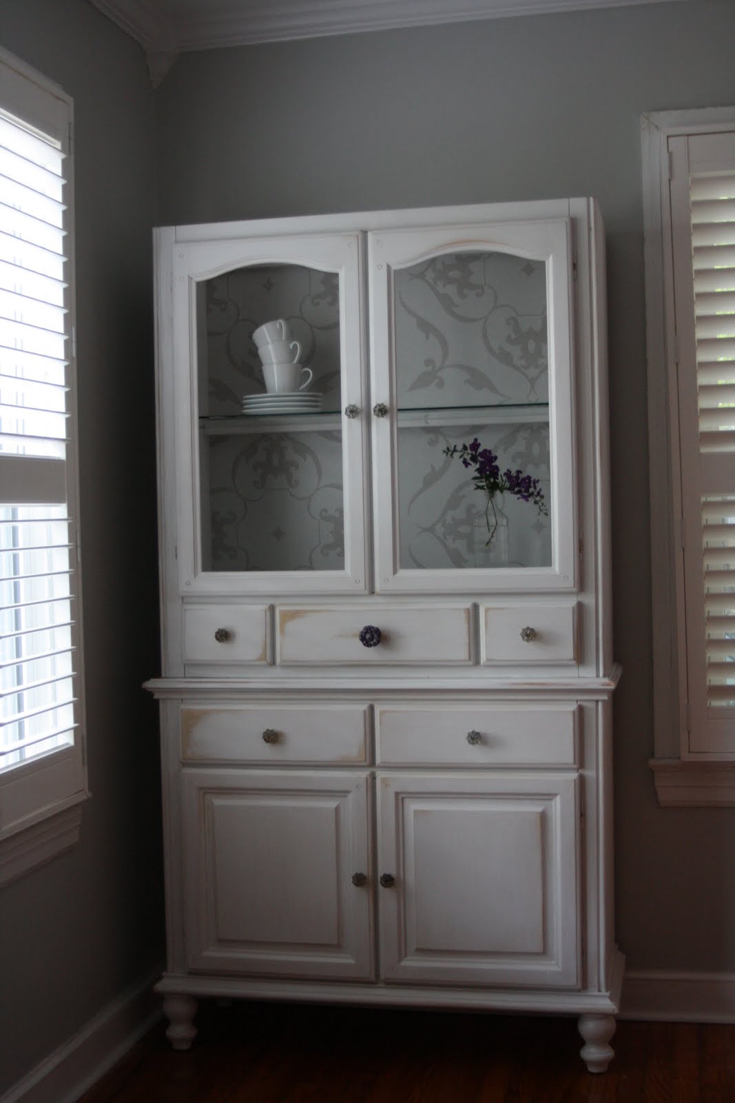 Sweet & Simple Dining Room Hutch Idea {Dwell}